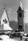 Pfarrkirche (links) mit Kirchturm vor 1983. Bildquelle: Gemeindearchiv Serfaus