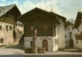 Sommeransicht vor dem Verkehrsbüro-Haus und Bankgebäude in den 1960er-Jahren. Bildquelle: Gemeindearchiv Serfaus