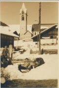 Waschtag am Unteren Brunnen nach 1942. Im Hintergrund sieht man die aufgehängte Wäsche vor dem Hofgebäude. Das Wäschewaschen mit eiskaltem Brunnenwasser war Schwerstarbeit, insbesondere im Winter. Bildquelle: Gemeindearchiv Serfaus.