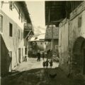Gasse im alten Serfaus, Blickrichtung unterer Dorfbrunnen, um 1940 vor dem Dorfbrand. Bildquelle: Gemeindearchiv Serfaus.